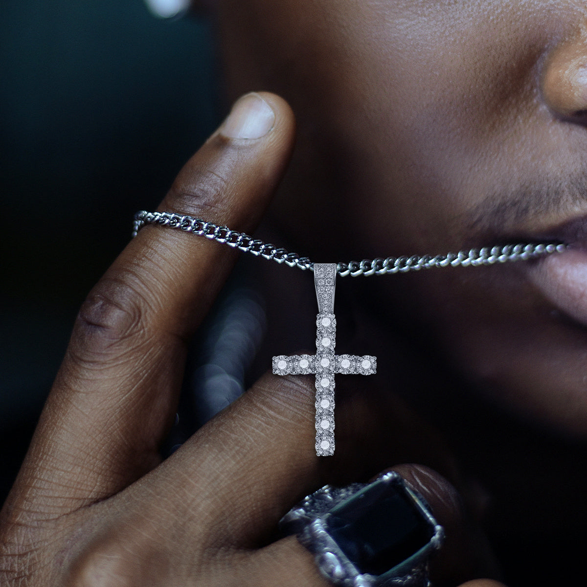 Brilliant Cut Cross Pendant in White Gold - SPICEUP